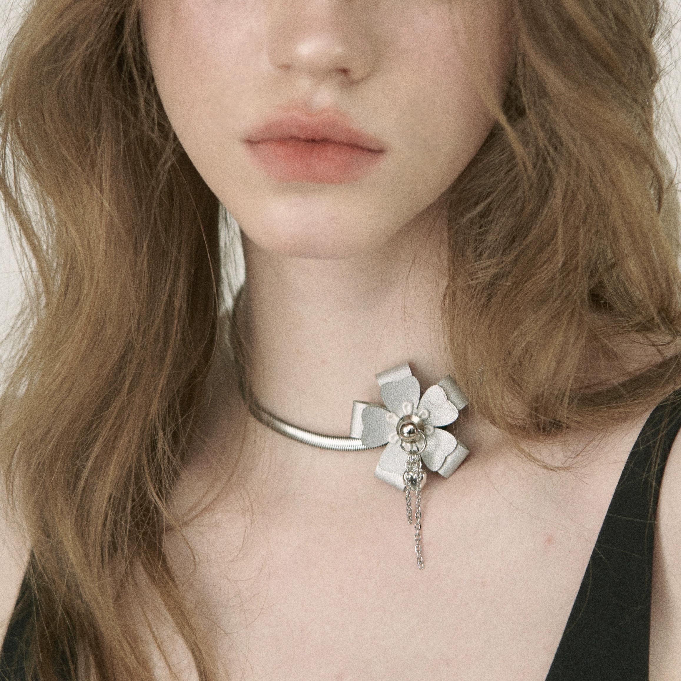 

Silver leather flower fringed snake chain necklace choker