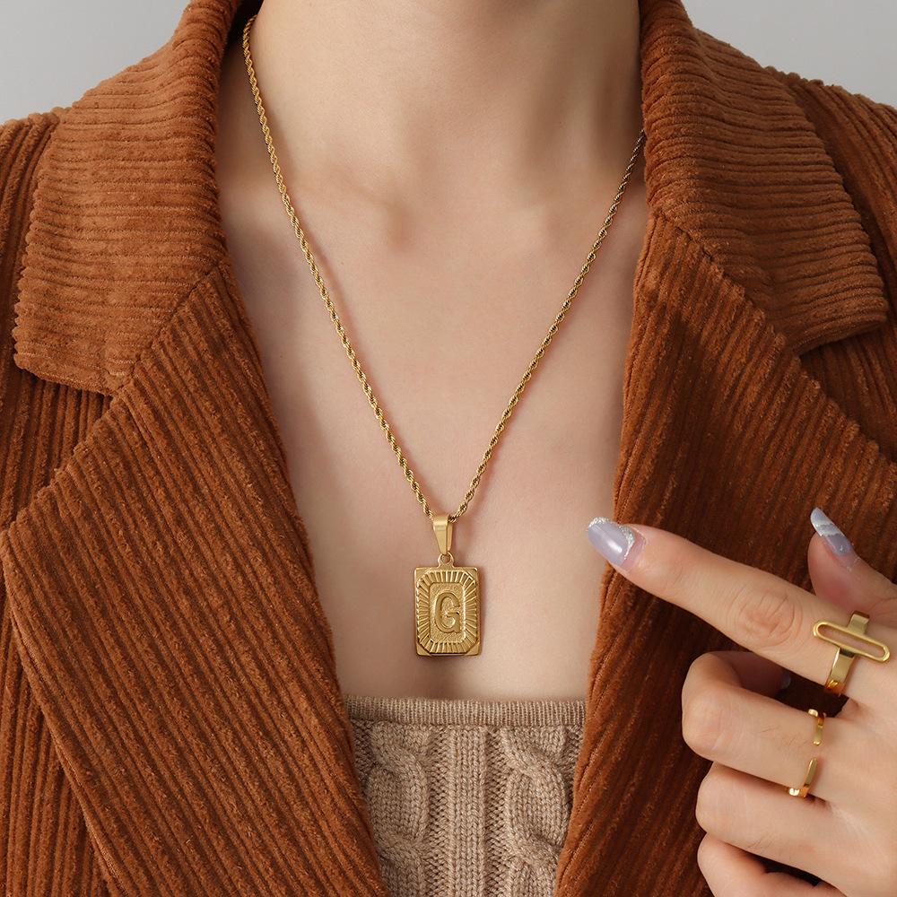 Qiong Yao Hip Hop 26-Letter Square Pendant Necklace, Clavicle Chain, 18K Gold Plated Titanium Steel.