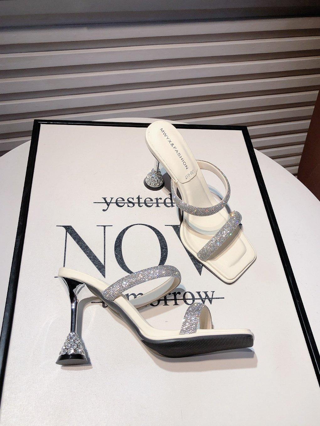 

Задник тонкий каблук темперамент светская львица 2025 лето новый квадратный носок высокие каблуки стразы слово с крутыми шлепанцами женские 39