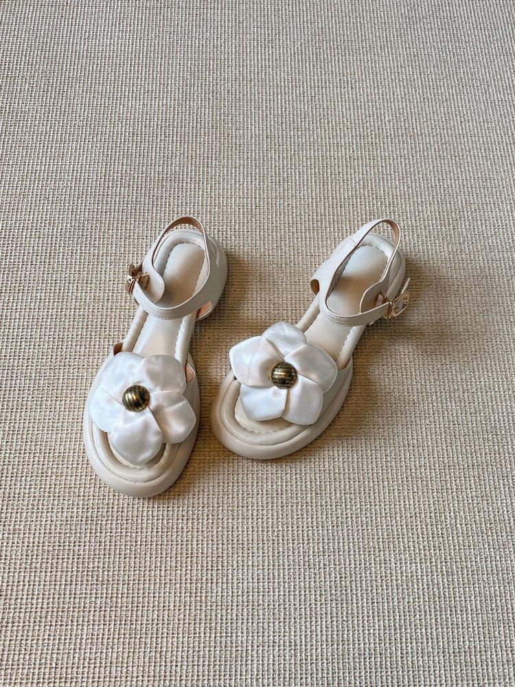 

Мягкая кожаная версия! Лето с юбкой, сандалии, металлические цветы, черный круглый носок, ремешок с пряжкой из одного слова, толстый каблук римские туфли. 40