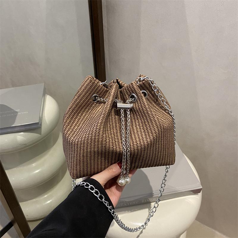 ins super fire drawstring bucket bag women's 2025 new niche design shoulder messenger bag versatile chain bag bag