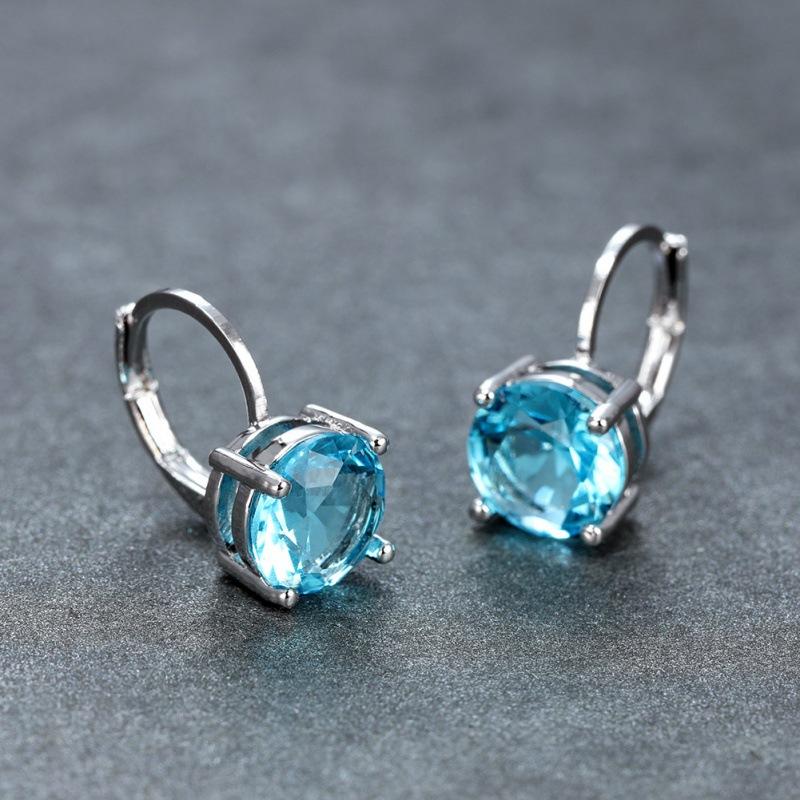 

wih zircon four-claw round diamond ear buckle wild nature