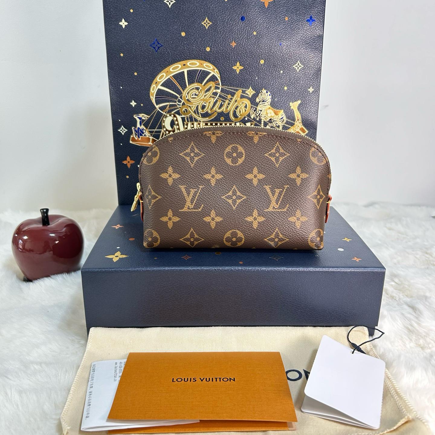 [Pre-Owned] Classic Monogram Canvas Cosmetic Shell Clutch - Very Good #LYN53G ONE SIZE