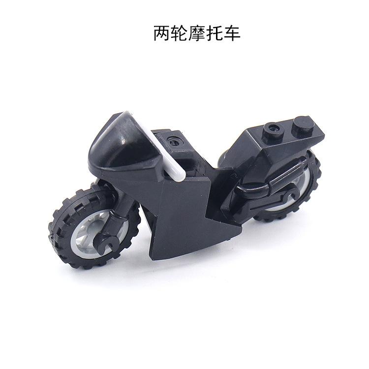 

Военная сцена с собранными деталями для строительства мотоцикла-внедорожника