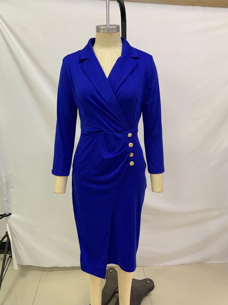 Schlank geschnittener Damen-Businessanzug mit Kragen und Knopfkleid