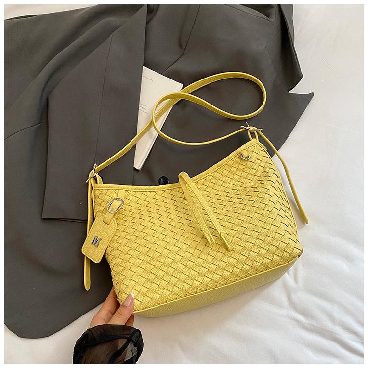 

New 2025 Fashion Underarm Bag Simple Commuter Woven Handheld Women s Bag Large Capacity Shoulder Crossbody Bag Tide жёлтый