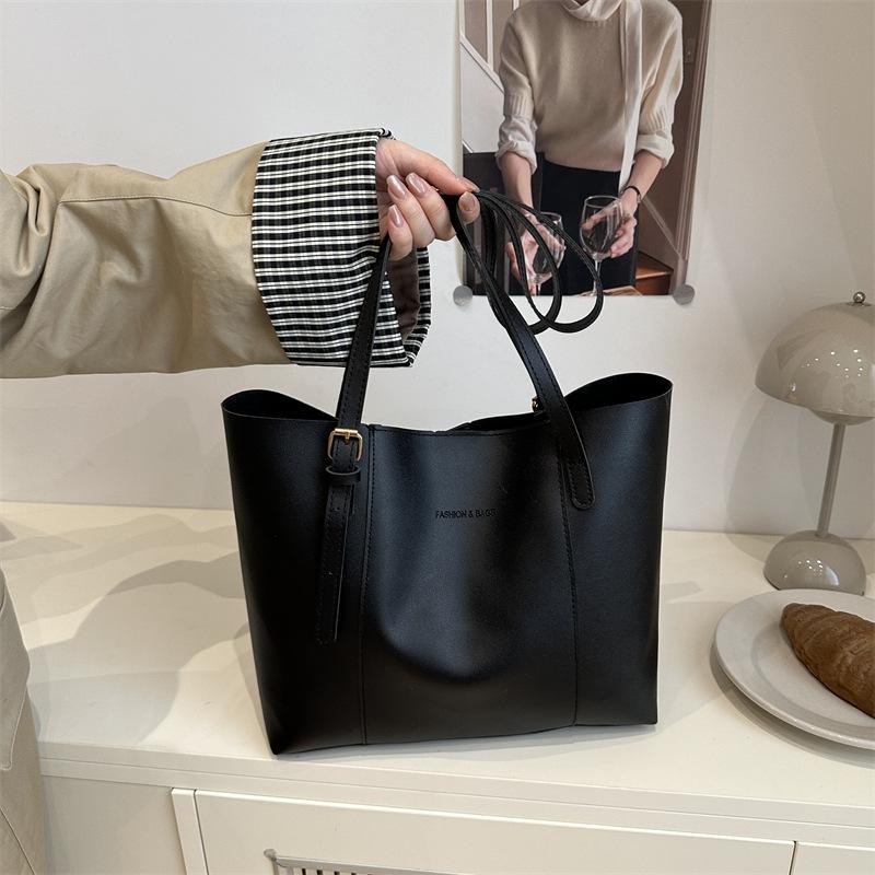 

Повседневная ретро осенняя новая простая сумка-тоут женская большой вместимости однотонная нишевая универсальная дорожная сумка через плечо чёрный