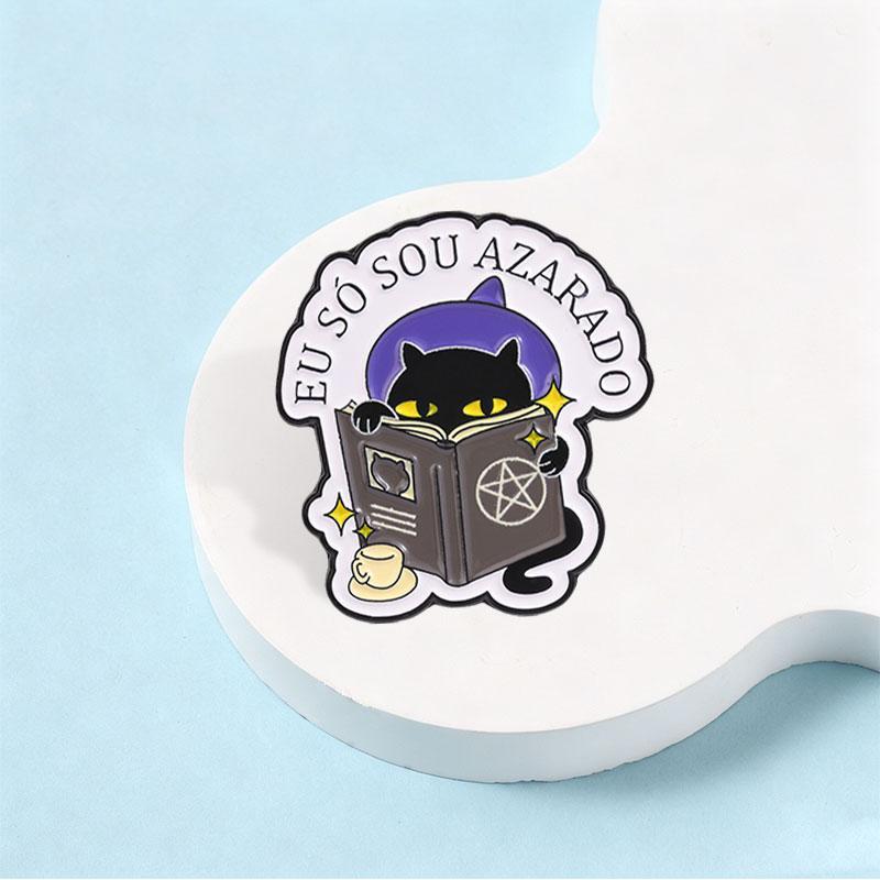 Xiaomi Eu So Sou Azarado Black Cat Witch Enamel Pin Portuguese Self Deprecating Unlucky Cat Reading Magic Book Brooch Lapel Badge Gifts