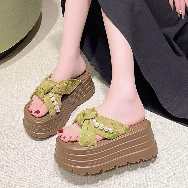 Thick-soled pearl slippers for women's summer new small height-increasing leopard print beach cool slippers