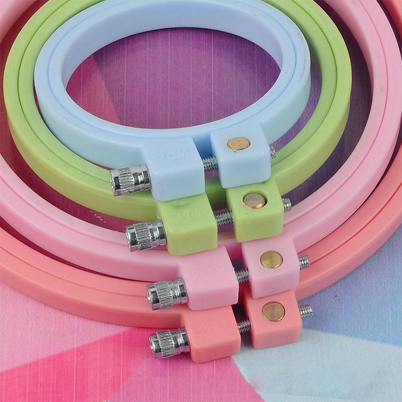 Assorted Plastic Embroidery Hoops: Adjustable Sizes for Cross Stitch, Punch Needle, and DIY Projects.