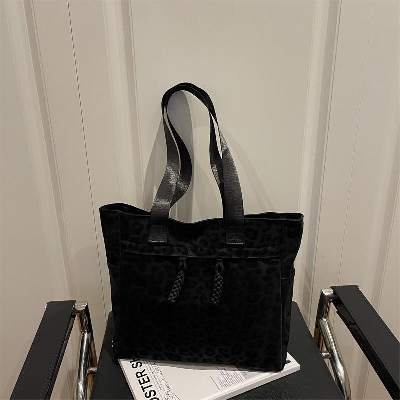 

Casual Multi-Pocket Leopard Shoulder Bags for Women Versatile Large Capacity Ladies Handbags Simple Portable Female Tote Bag чёрный