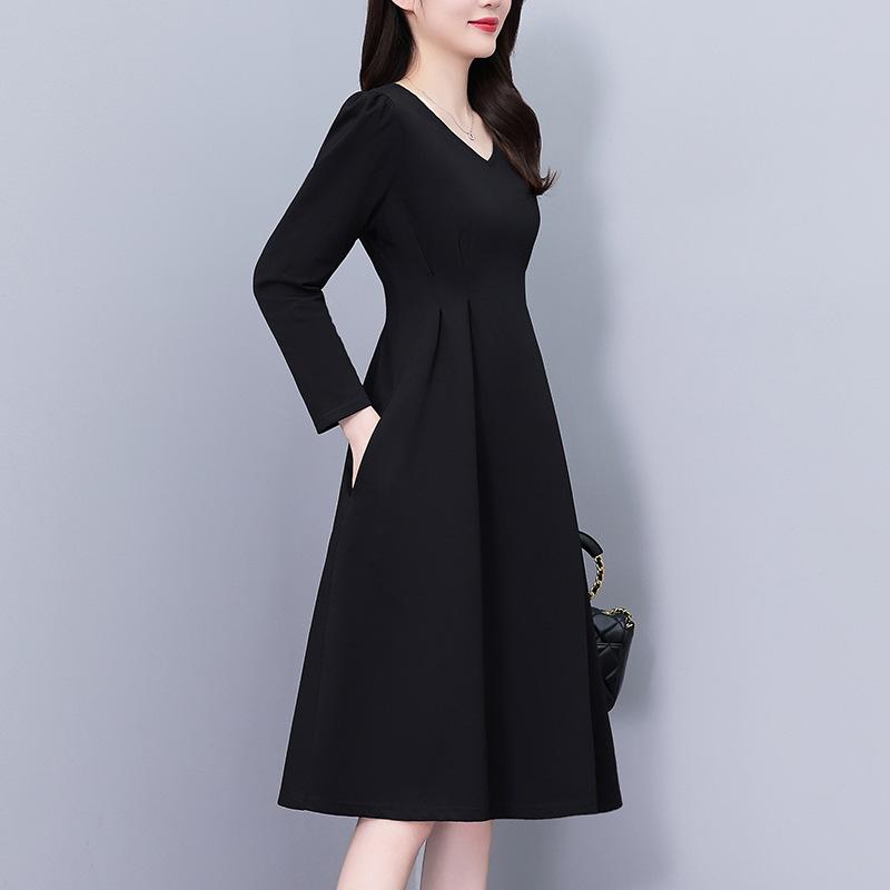 Elegant Black V-Neck Plus-Size Long-Sleeve Dress for Spring and Autumn