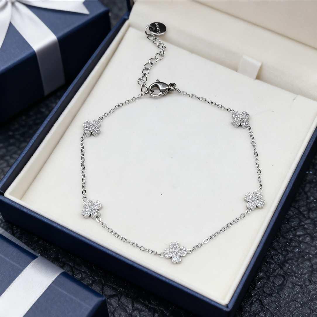 Роскошный женский браслет  Счастливый клевер  из титановой стали - Невыцветающий, универсальный модный аксессуар