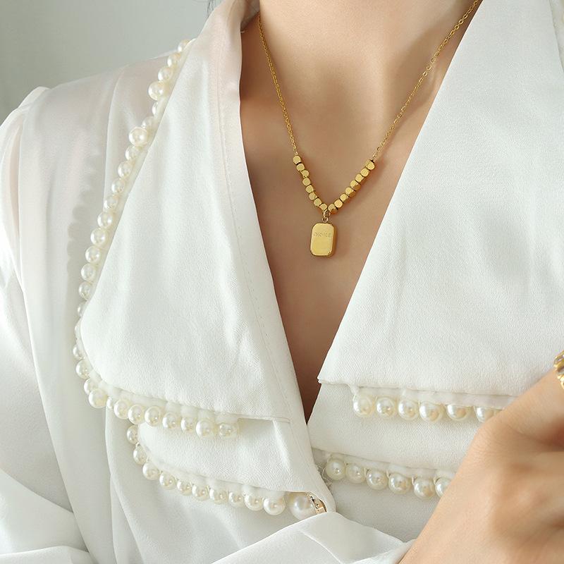 

Ветер Новый геометрический квадратный фирменный кулон с надписью квадратное сращивание титановая сталь позолоченные ювелирные изделия