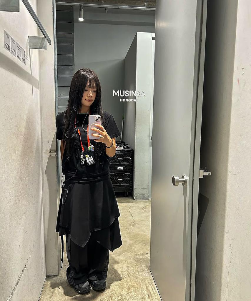 KODEOBEULTEIJI Damaged Crop Short Sleeve T-Shirt - Black