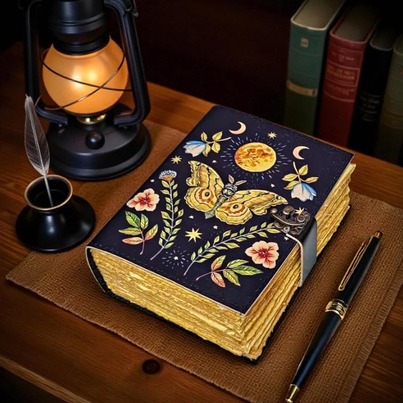 

Небесний Метелик Шкіряний Журнал | Рукописний Щоденник 5×7 з Місяцем та Квітковим Мистецтвом | Нотатник зі Старовинним Замком | Містичний Гримуар Нічного Неба 5x7 чорний
