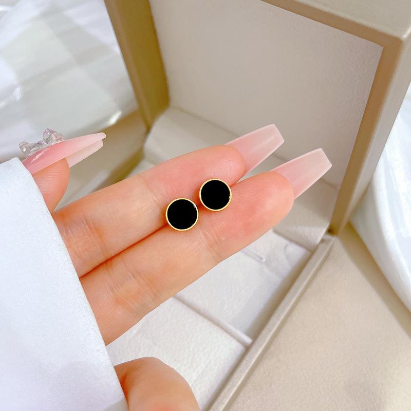 Cercei minimaliști tip stud din oțel titan cu sidef și trifoi cu patru foi - Design androgin pentru temperament individual și eleganță de banchet.