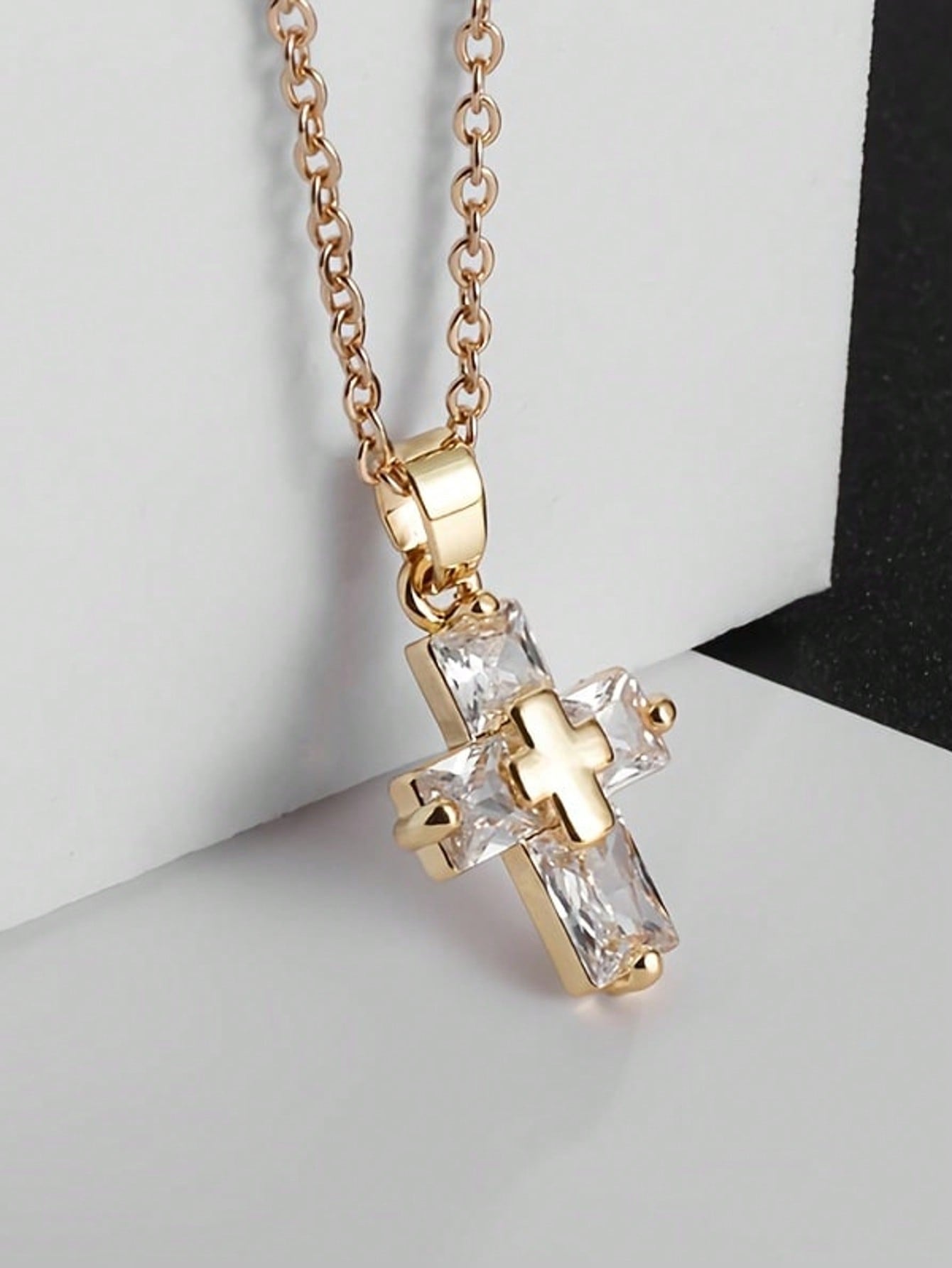 

A cross pendant necklace, made of copper and inlaid with zircon, suitable for everyday wear and as a gift. Gold