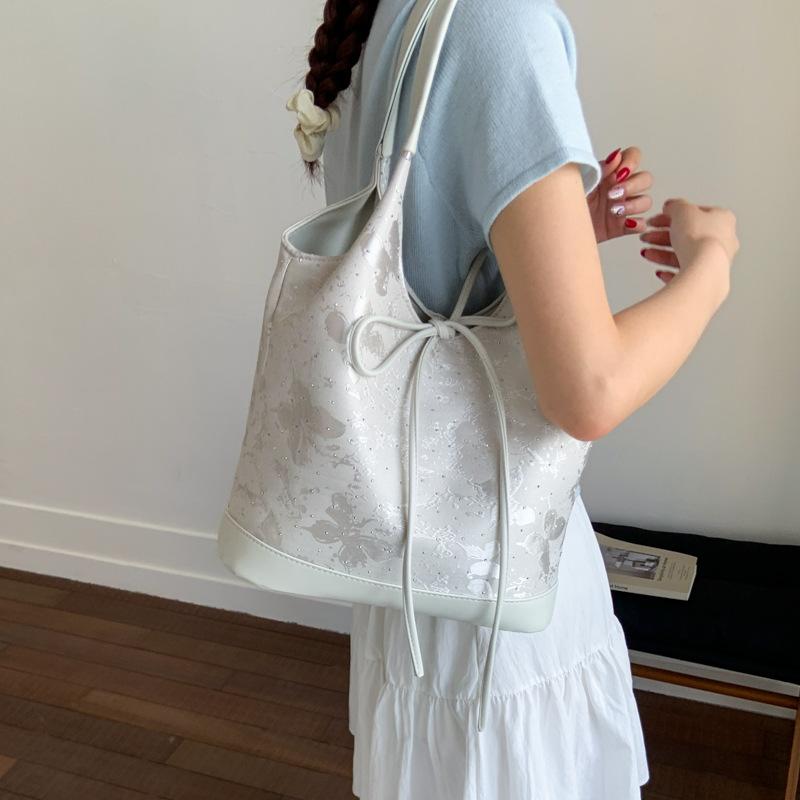 Today's popular bags, new summer texture niche shoulder bags, versatile messenger bucket bags