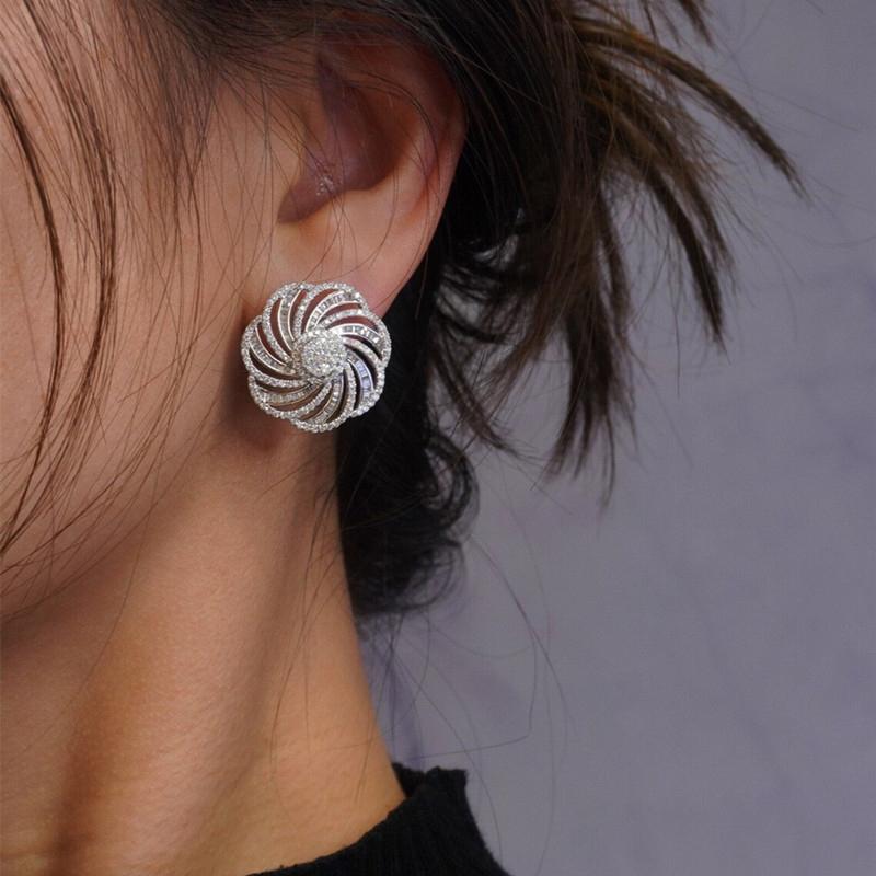 Exquisite durchbrochene Ohrringe mit Blumen für Frauen Silberfarben Brillante Zirkonia-Accessoires Wirbelform Ohrstecker Schmuck