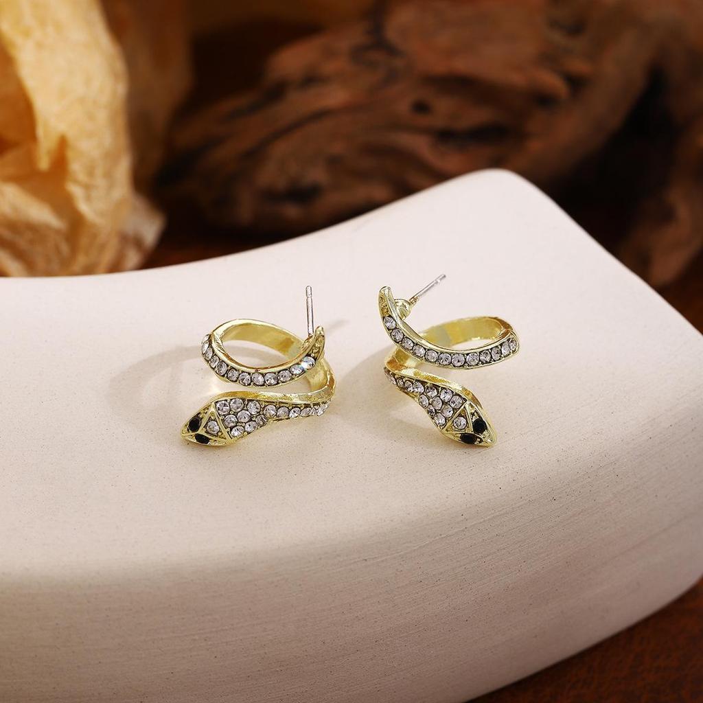 Exquisite Diamond-Encrusted Silver Snake Earrings – Luxurious, Unique Design with a Modern Style.