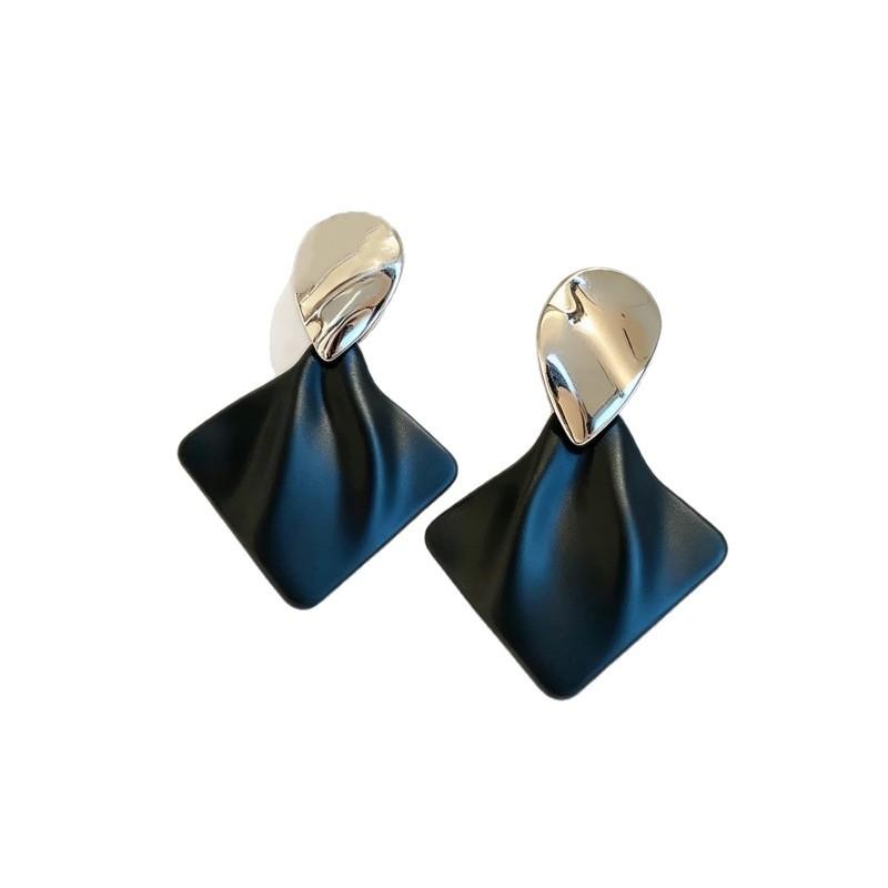 European and American pleated geometric earrings, fashion temperament, design sense, light luxury, niche personality, exquisite trend earrings