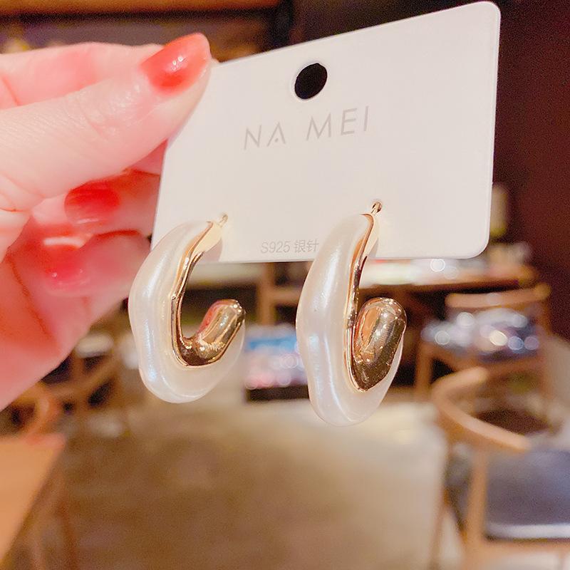 New Geometric 911 Real Gold Electroplating Irregular Pearl Earrings Female Korean Temperament Cold Wind Internet Celebrity Earrings