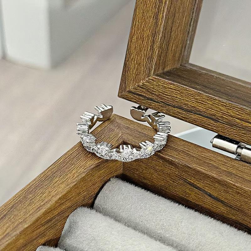 Bague Zir*****Pen Exquise Super Flash Rangée Diamants Lumière de Bague de Luxe Niche Haut Sens Mode Navette Bague Index Personnalisée