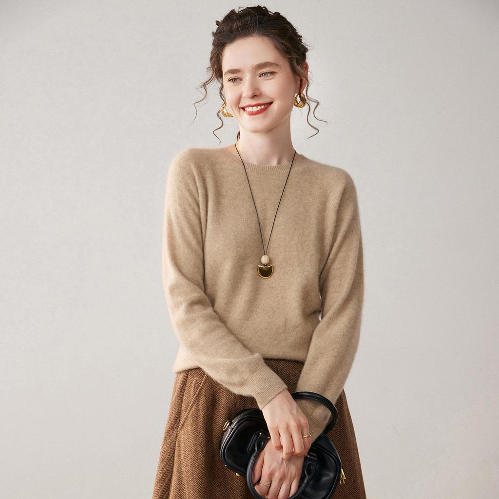 Women's Versatile Cashmere Round Neck Sweater - Thin, Simple, Loose-Fit Knitted Design for Autumn/Winter.