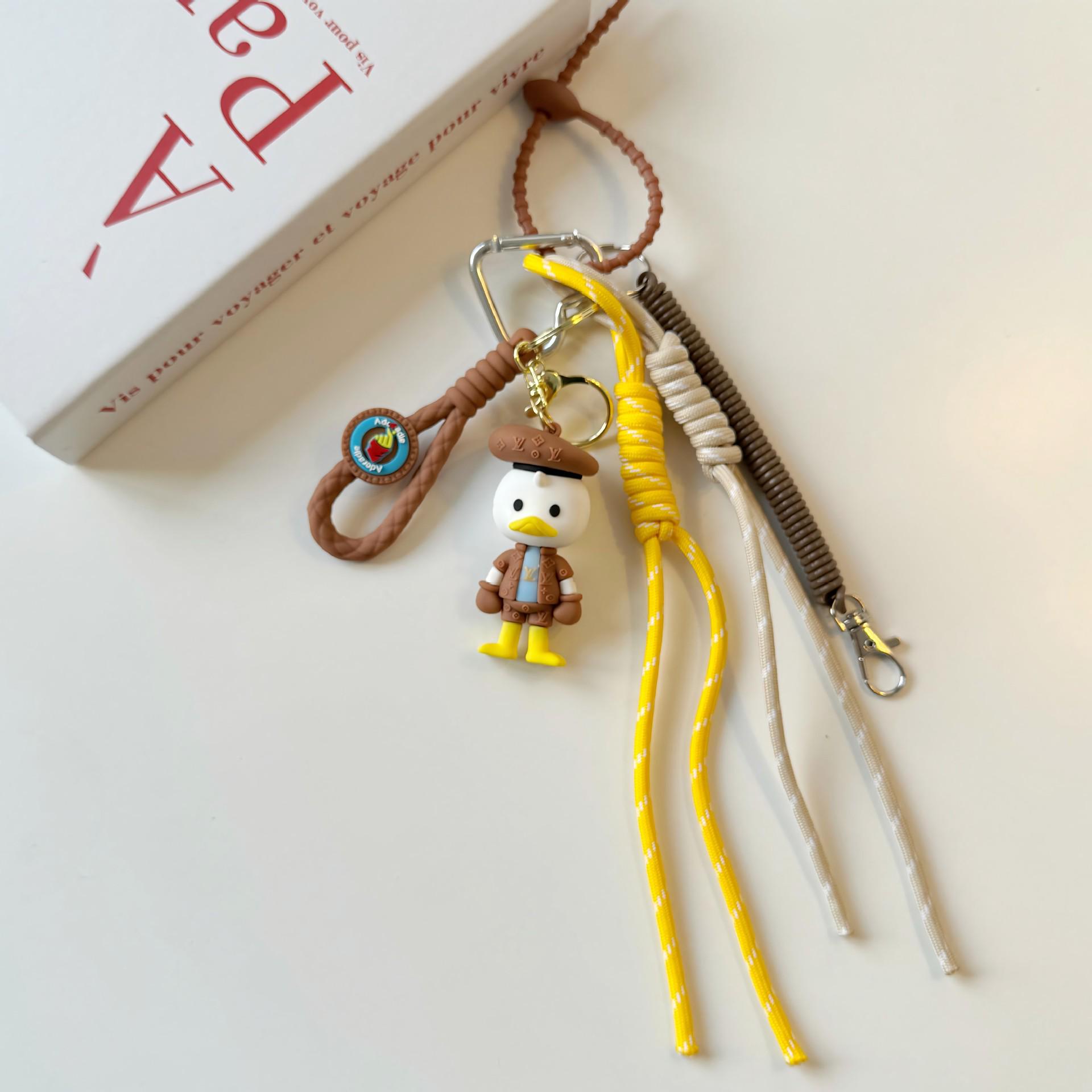 

Плюшевый брелок для теннисной сумки Miu: Нишевый дизайн с брелоком из плетеной веревки