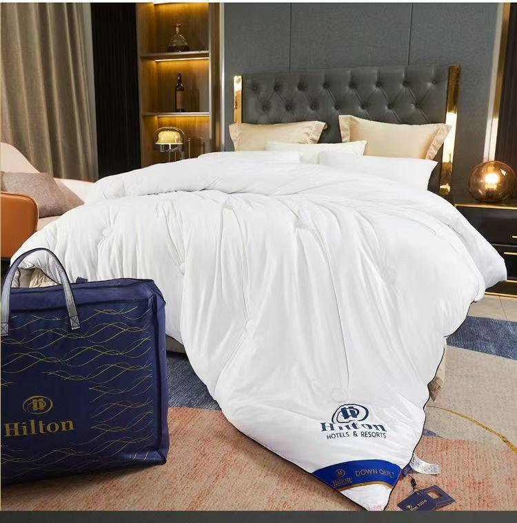 Hilton Seide-Baumwolle Steppdecke Geschenkbox - Ganzjahres-Komfortdecke für B&Bs