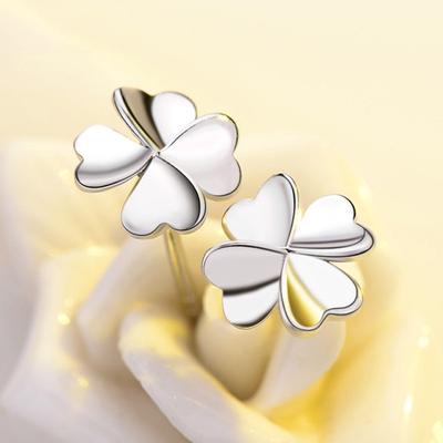 Orecchini a bottone fortunati in colore argento. Regalo di gioielli squisiti. Orecchini femminili a quadrifoglio