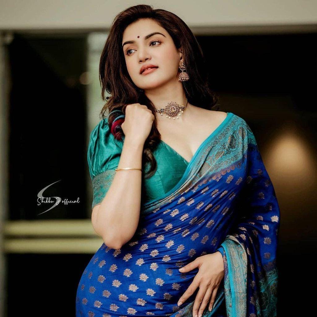 Dieser wunderschöne Saree ist elegant mit wunderschönem solidem Jacquard-Gewebe verziert, das dem Outfit einen perfekten Look verleiht.