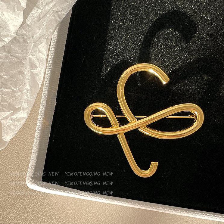 2024 High-End Retro Metall Buchstabenbrosche: Eleganter und luxuriöser Nischen-Anstecker für Frauen