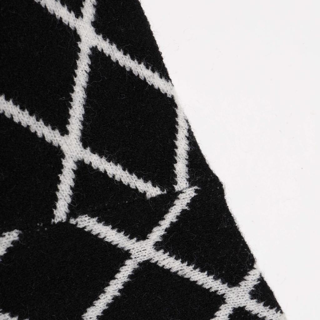 Vrstvený top na dojíždění: Svetr s kulatým výstřihem, kontrastní barvou, kostkovaným vzorem, oboustranným žakárovým úpletem a dlouhými rukávy