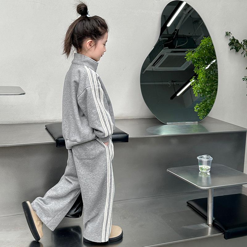 Autumn 2025 Girls' Sportswear Set: Stylish Children's Sweatshirt & Sweatpants Two-Piece