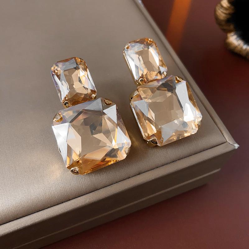 Set di orecchini a lobo quadrati con incastonatura di diamanti e collana: Accessori Formale di Lusso, alla Moda, di Alta Gamma