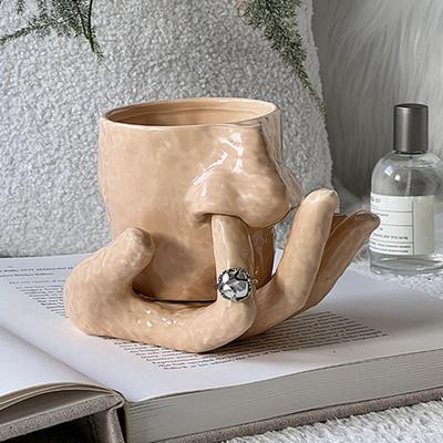 Popelbecher mit Nasenbohren Lustiger Nasenbecher mit Fingergriff Keramik Aufbewahrungsbecher mit Skulpturhand Teller Ringhalter für Heim Büro Dekoration Geschenk