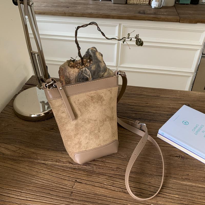 

Niche bag women s new casual versatile messenger bag exquisite bucket bag retro small bag хаки