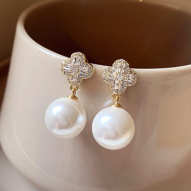 

Доступная роскошь Модные серьги-пусеты с жемчугом Шицзя Женские уникальные красивые серьги Серьги для особых случаев Новинка 2025 года Самые продаваемые серьги-подвески Four-leaf clover full of diamond pearls