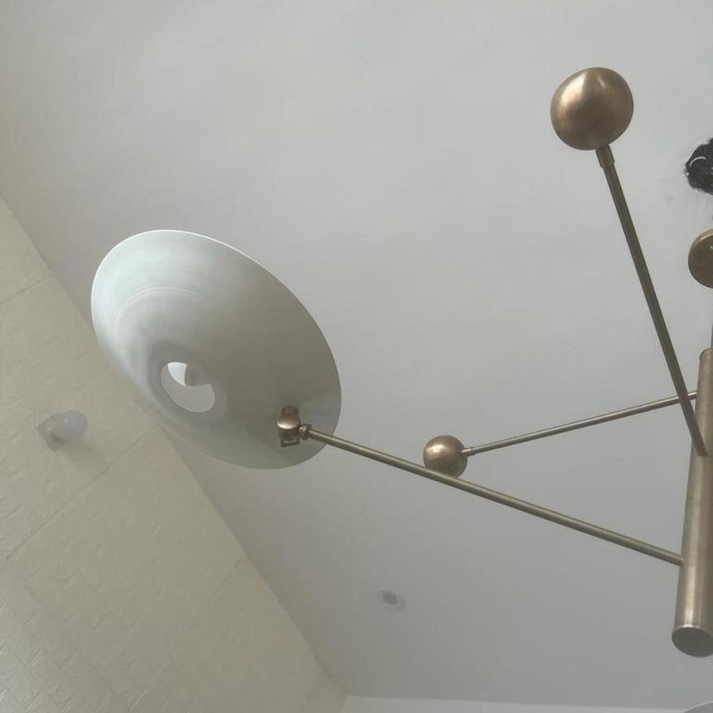 Mid Century Italienischer 3-armiger weißer und antik patinierter Messing-Hängeleuchter