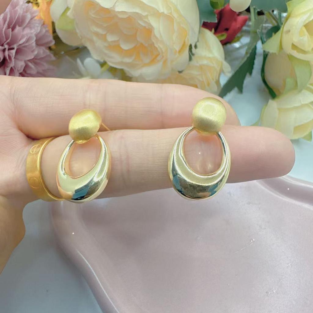 French Retro Oval Cutout Metal Earrings – Luxury High-End Fashion Jewelry for Women