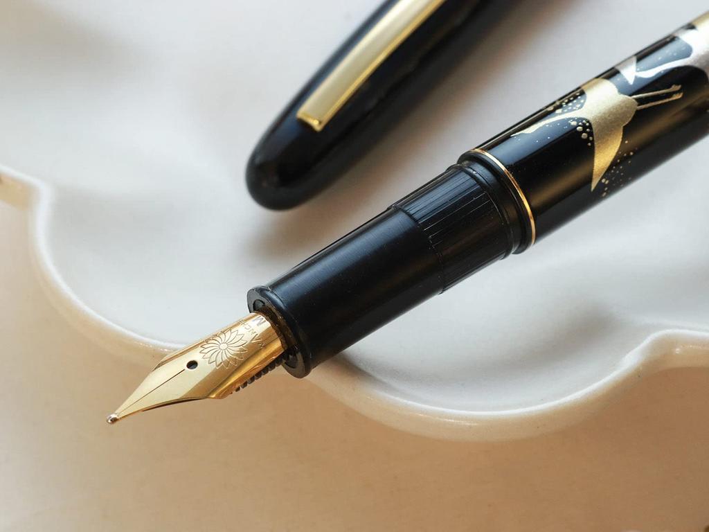 WANCHER Kuretake Modern Tsuruju Crane Fountain Limited Edition Fine Maki-e Pen, (F Nib, Black)