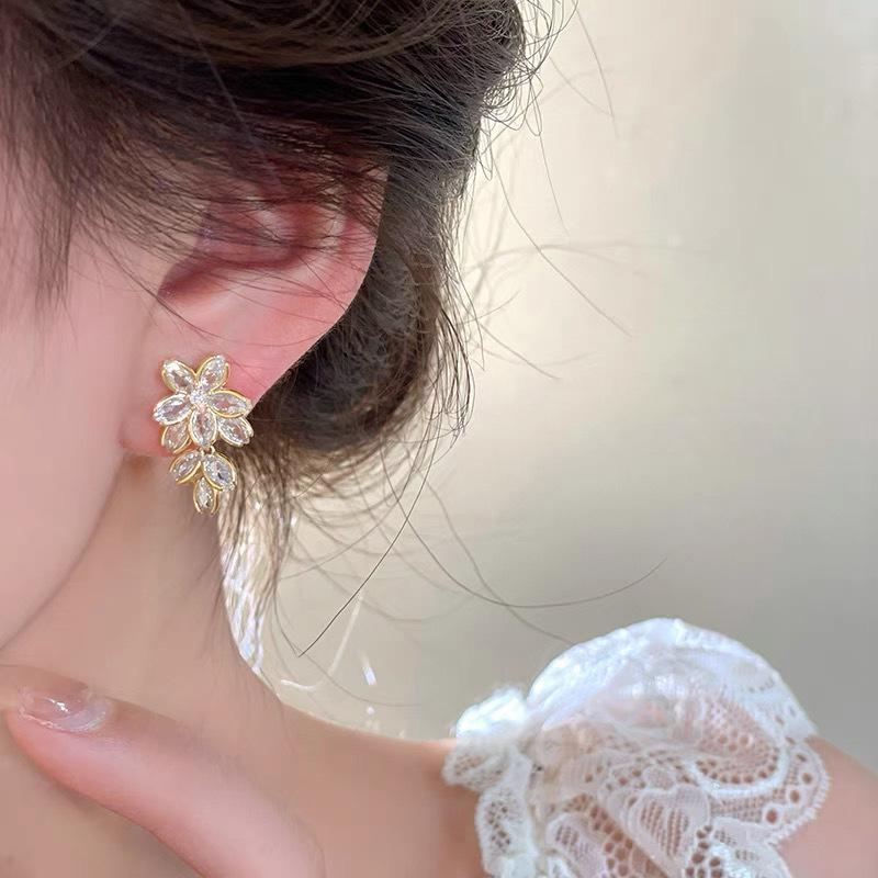 Five-petaled Flower Zircon Flower Earrings, Light Luxury Stud Earrings, Fashion Design, High-end Ear Clips, Mosquito Coil Disc Earrings, No Earrings.