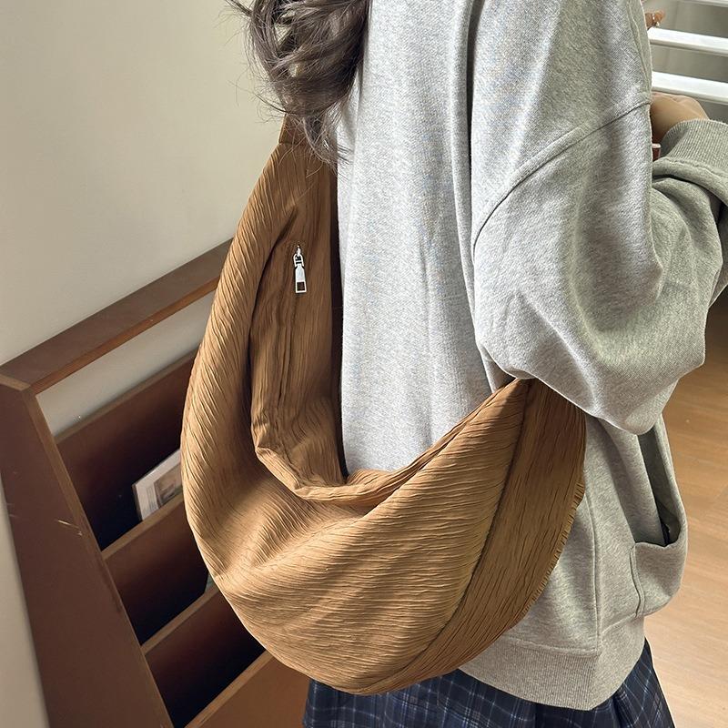 High-value simple dumpling bag large-capacity commuter messenger bag women's new class casual shoulder bag