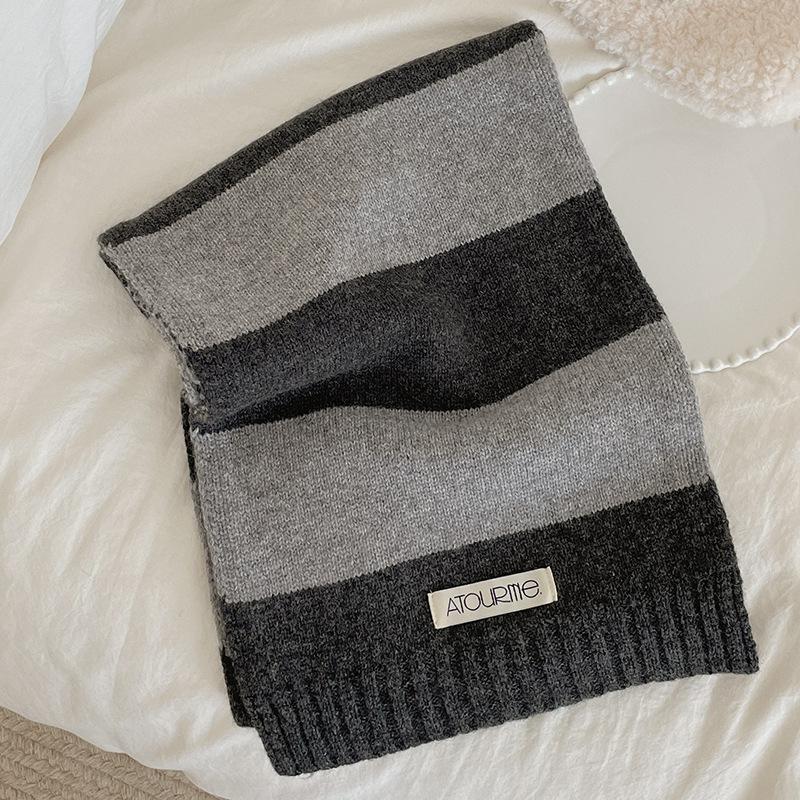 This is a new autumn and winter versatile scarf with a color blocking atmosphere and a high end look  It is a fashionable and warm scarf for women