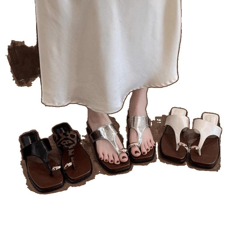 Flache Zehensteg-Sandalen mit niedrigem Absatz, goldfarbenem Metall, Gummi-PU, Sommer-Oberbekleidung, neues Modell 2025 mit Rock, Strand-Flip-Flops