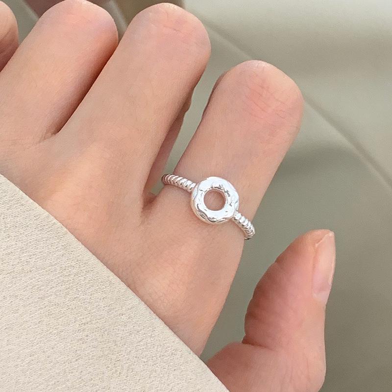Trendy Minimalist Korean Vintage Stacking Rings for Women - Influencer-Approved Light Luxury Style.