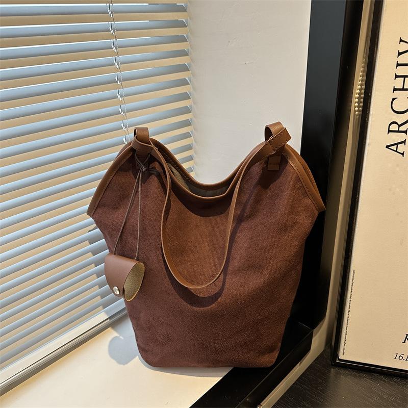 Autumn new retro large-capacity shoulder bag women's fashion versatile messenger bag commuter underarm bag