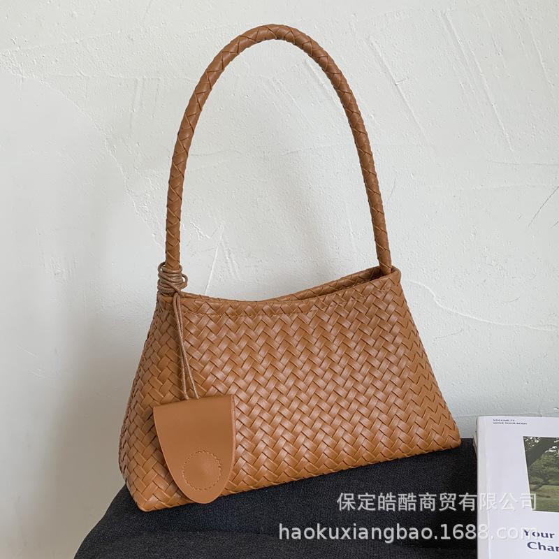Premium Texture Light Luxury Woven Pattern Underarm Bag Women's 2025 New Temperament Portable Shoulder Bag Commuter Bucket Bag